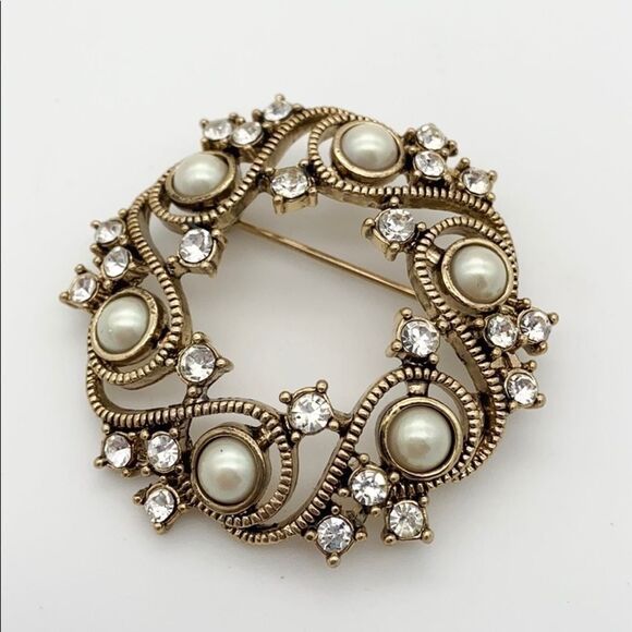 New Monet Pearl and Rhinestone Wreath Pin - Picture 1 of 5
